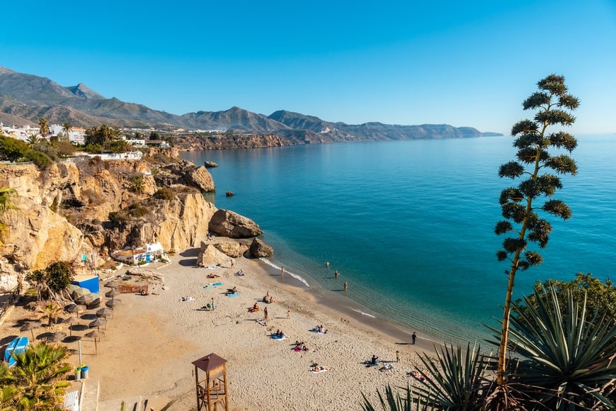 Playa nudista en Málaga y Playas de Perros: Dónde Encontrarlas